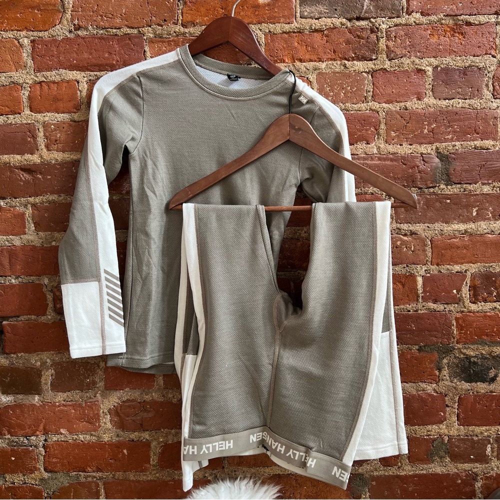Like New Helly Hansen Lifa wool blend base layer set girls / junior. Neutrals 12